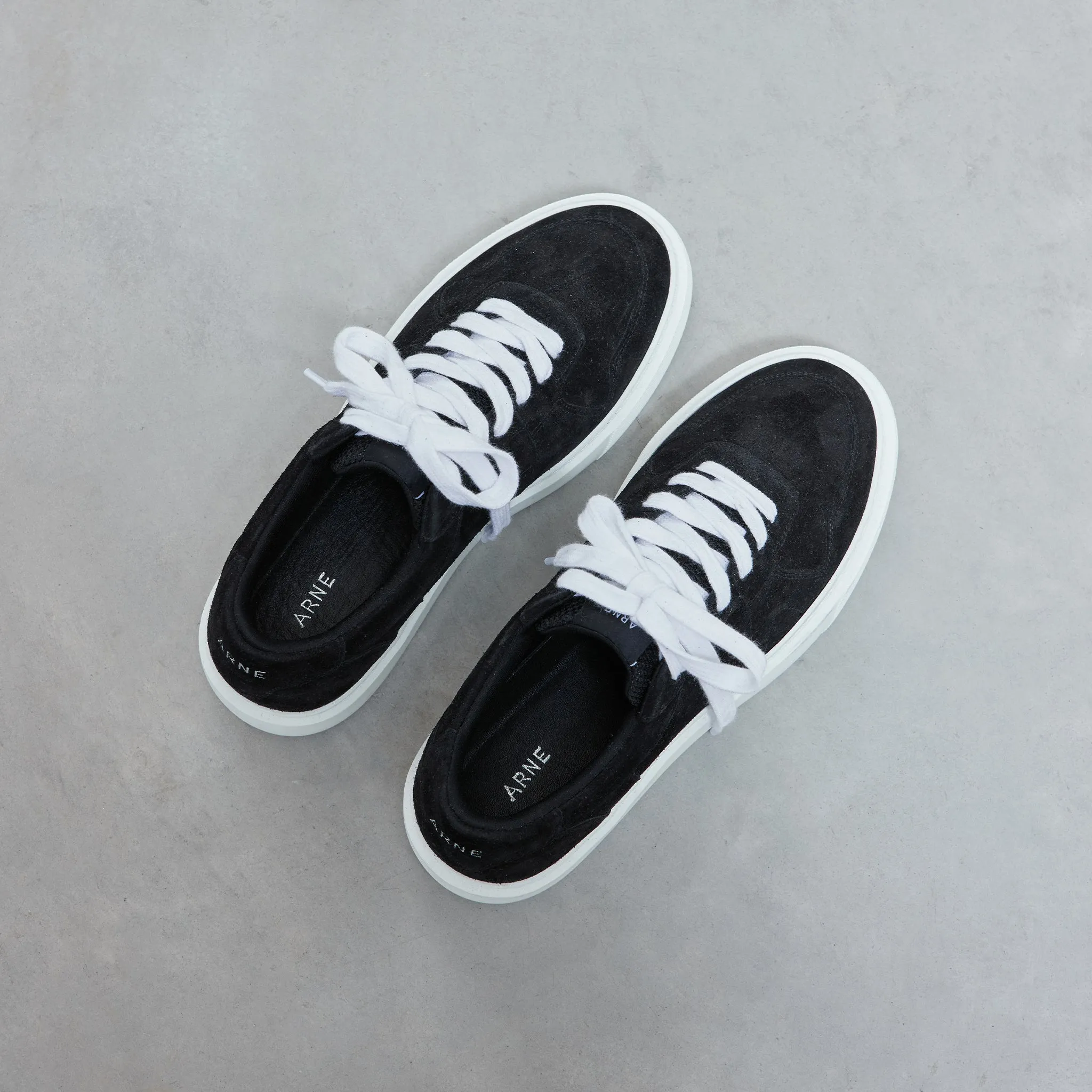 Court Trainer in Suede Black