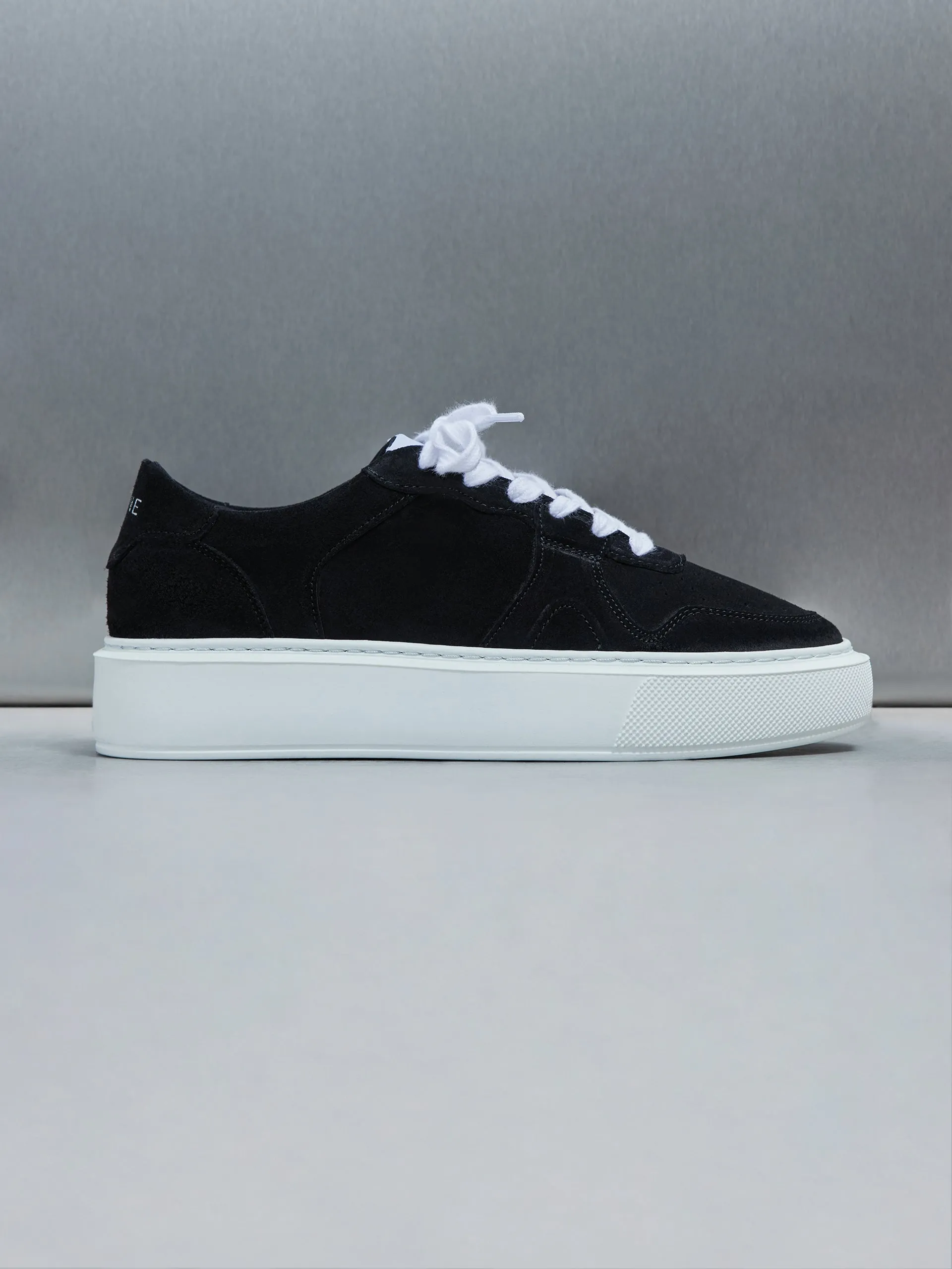 Court Trainer in Suede Black