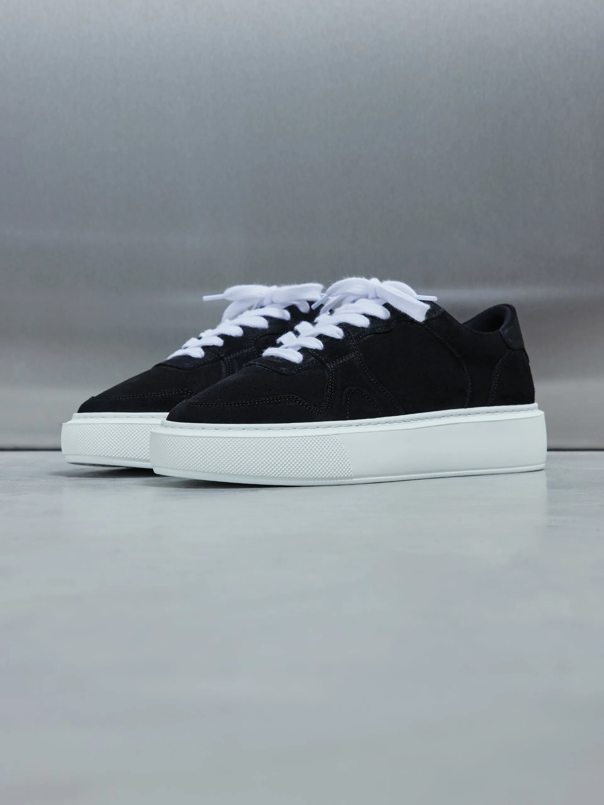 Court Trainer in Suede Black